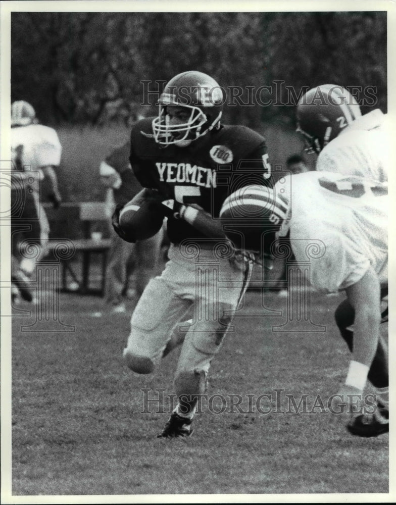 Press Photo Oberlin College WR/DB Craig Johnson picks up yardage - cvb39242- Historic Images