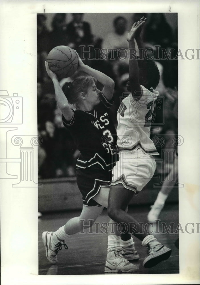Press Photo West Geaugas Shannon Nickerson face off w/ Kenstons Kisha Rondo- Historic Images