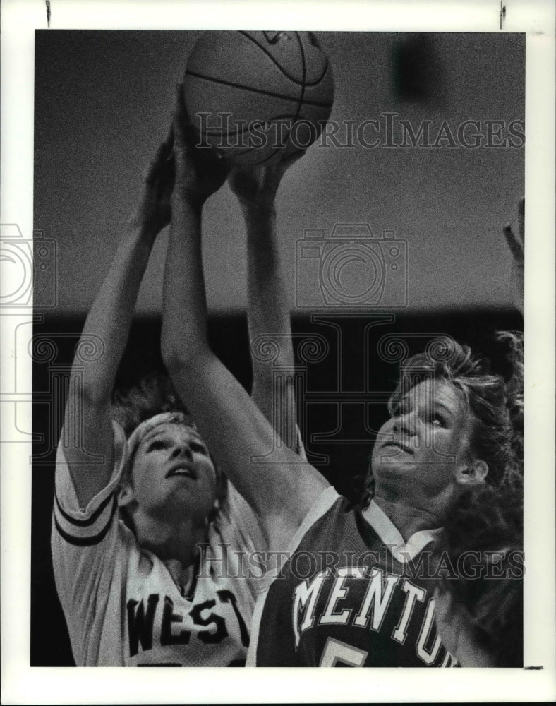 1990 Press Photo Carol Sulik and Debbie Doorley Battle for Rebound - cvb39419- Historic Images