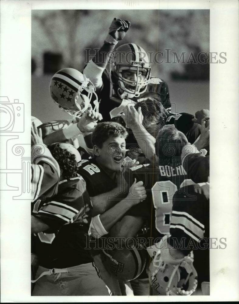 1986 Press Photo Baldwin Wallace Players Mob Wade Massad after Field Goal- Historic Images