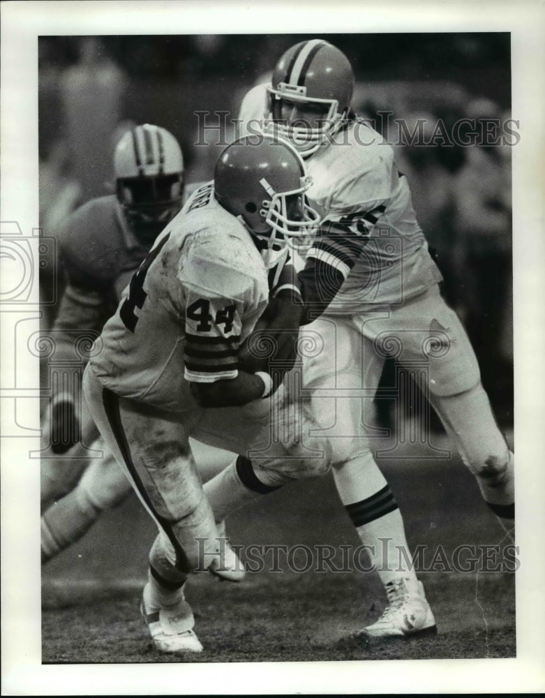 1985 Press Photo Kosar Hands Off To Ernest Byner , Football Play Of They Day- Historic Images