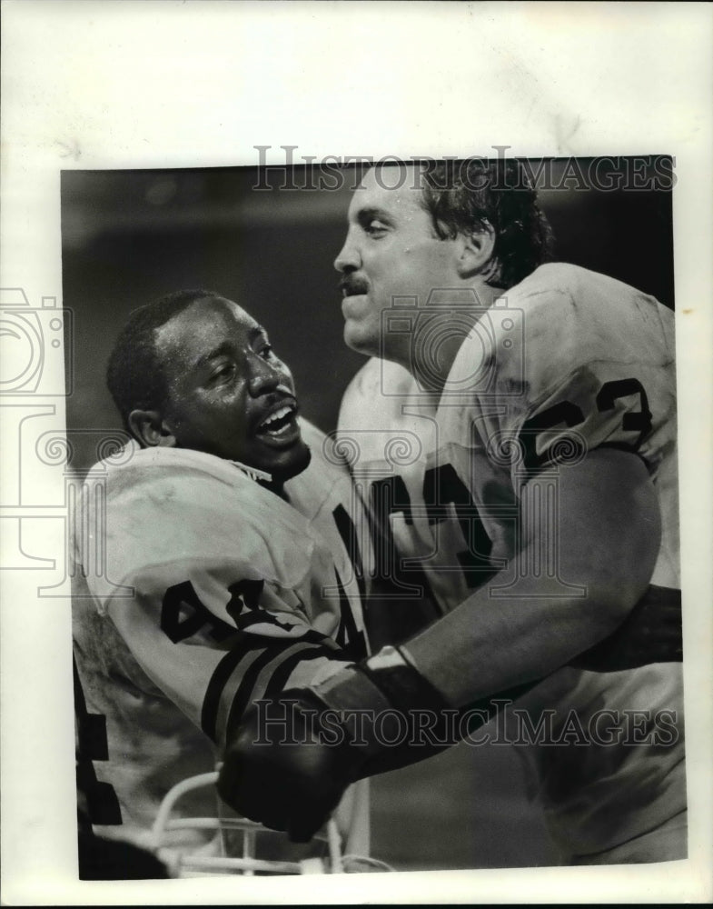 1985 Press Photo Ernest Byner Congratulated By Cody Risien Adter Touchdown- Historic Images