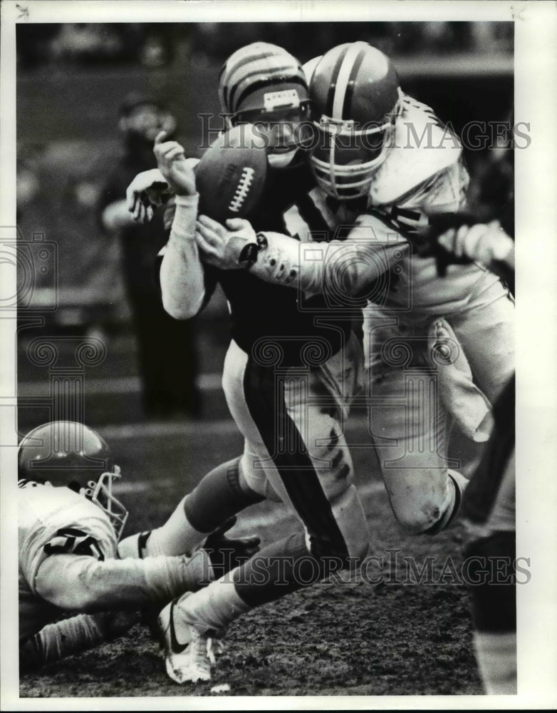 1985 Press Photo Clay Matthews his Quarterback Turk Schonert - cvb39574- Historic Images