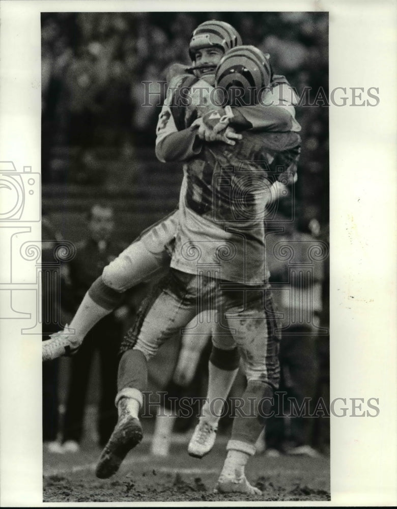 1984 Press Photo Bengals Jim Breech and Steve Kreider-football game scene- Historic Images