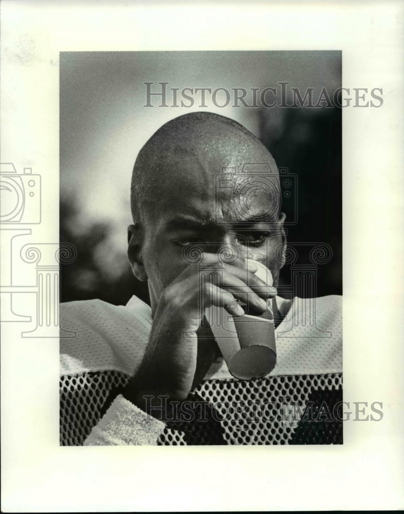 1986 Press Photo Glenn Young Football Player With New Haircut - cvb39645- Historic Images