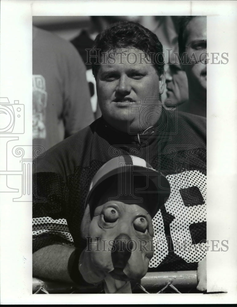 1990 Press Photo John Thompson Dog Pound Man - cvb39805- Historic Images