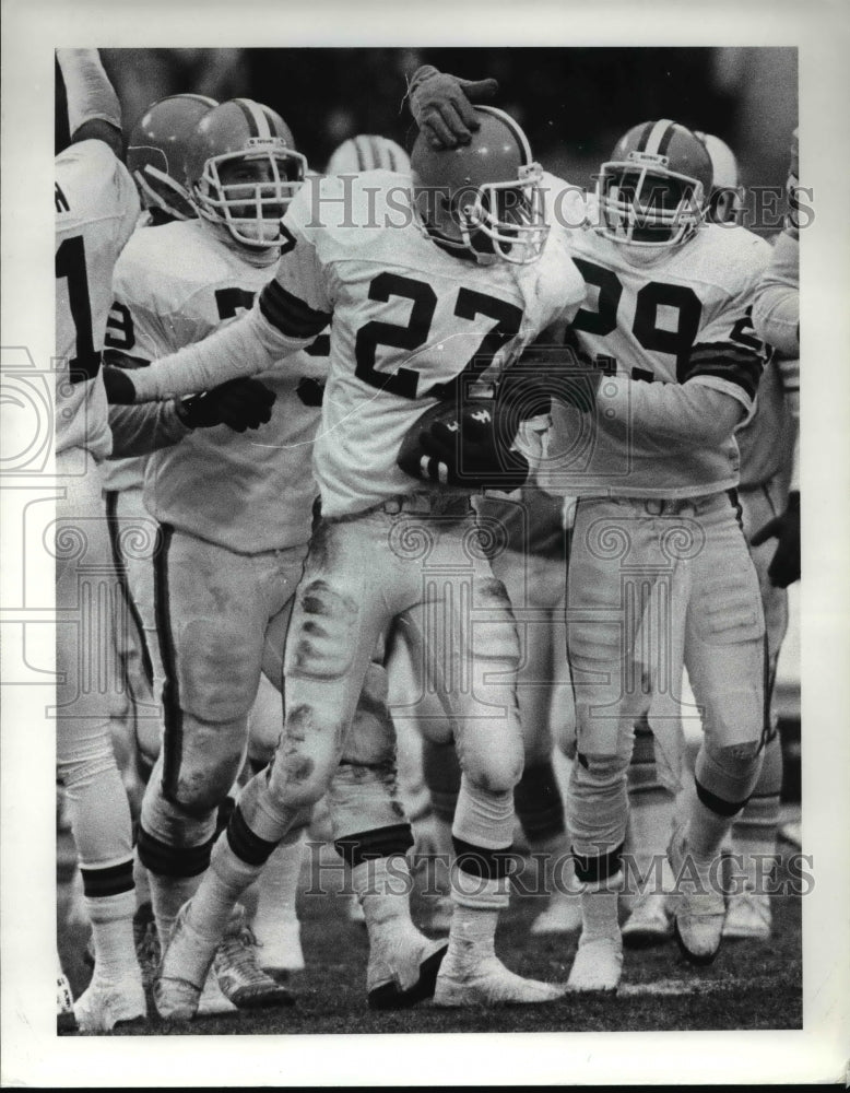 1985 Press Photo Al Gross holding the ball is congratulated by Hanford Dixon- Historic Images