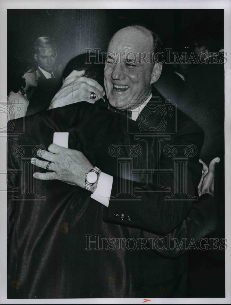 1966 Press Photo Eddie Fenegan greets Harrison (Bones) Willard - cvb39887- Historic Images
