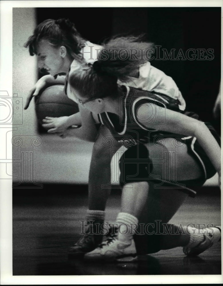 Press Photo Ledgemont&#39;s Gwen Johnston tries to steal the ball away - cvb40042- Historic Images