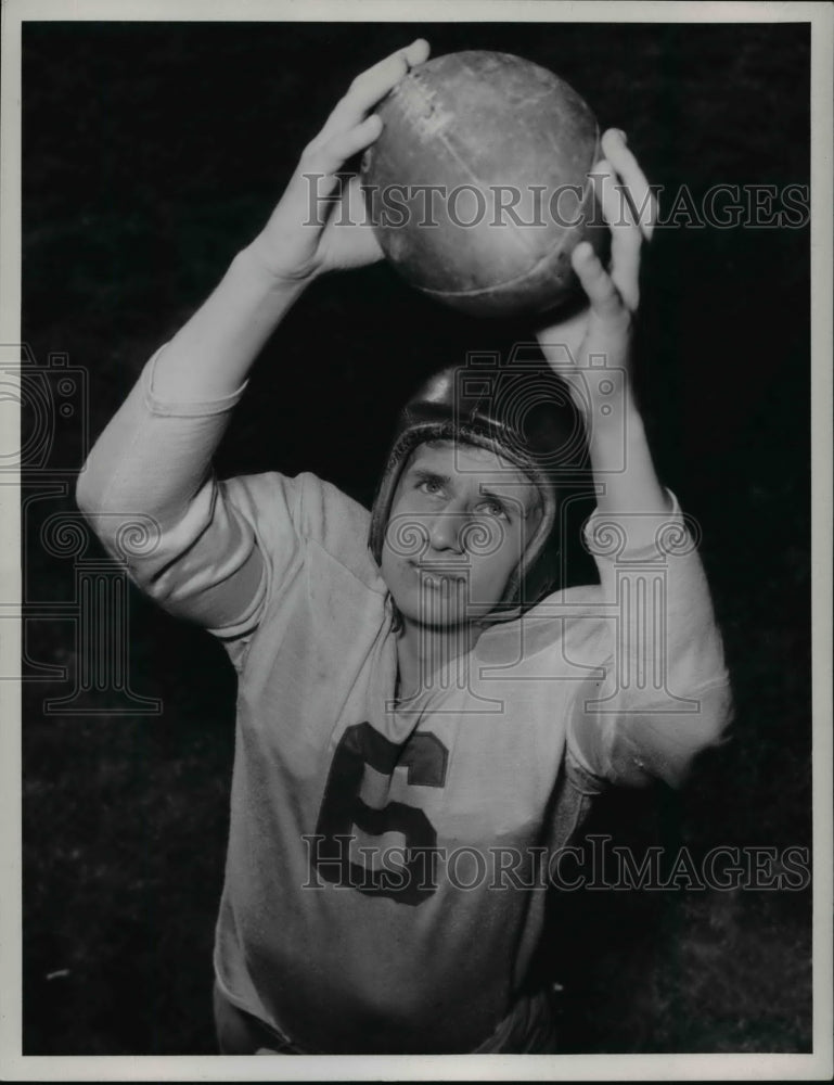 1955 Press Photo Football end player Adam Grebeck of Lakewood holds up the ball- Historic Images