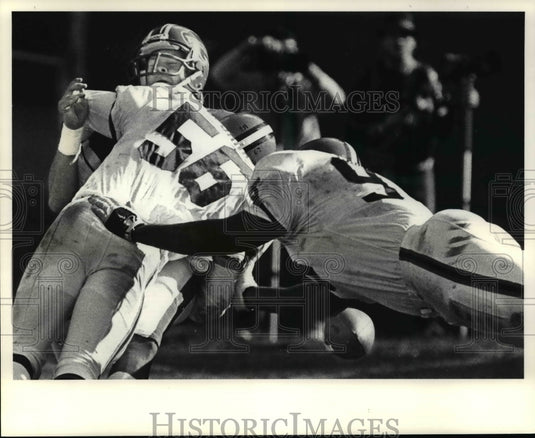 1985 Press Photo Chip banks nails buffalo QB Bruce Mathison - cvb40243- Historic Images