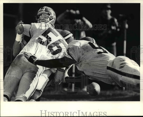 1985 Press Photo Chip banks nails buffalo QB Bruce Mathison - cvb40243 ...
