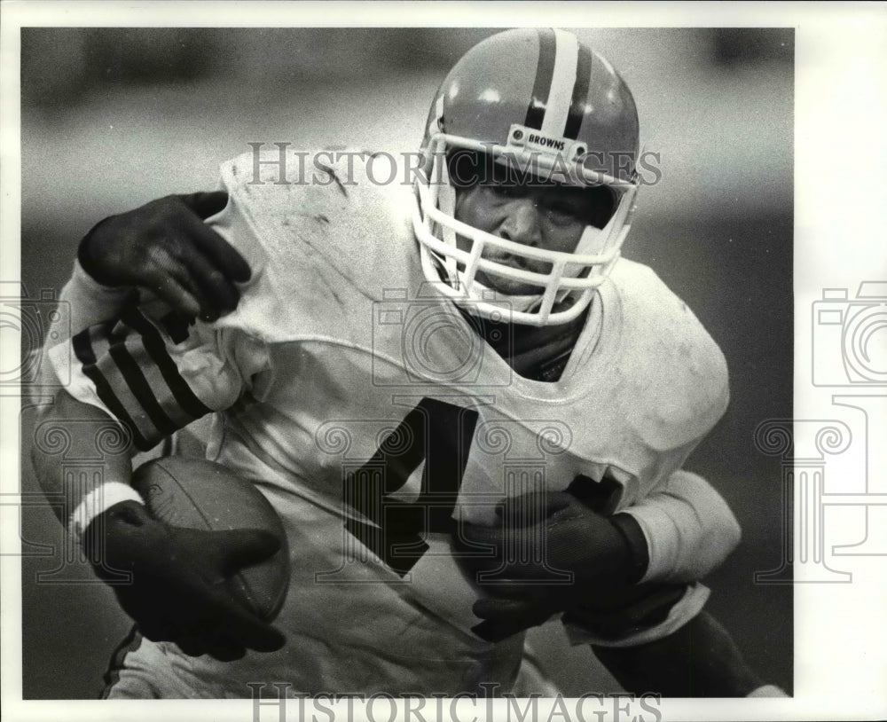 1985 Press Photo Ernest Bynar runs around right end for 11 yards to set up Kosar- Historic Images