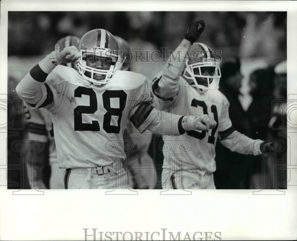 1985 Press Photo Herman Fontenot &amp; Frank Minnifield celebrate win in Cincinnati.- Historic Images