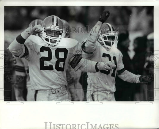 1985 Press Photo Herman Fontenot & Frank Minnifield celebrate win in Cincinnati.- Historic Images