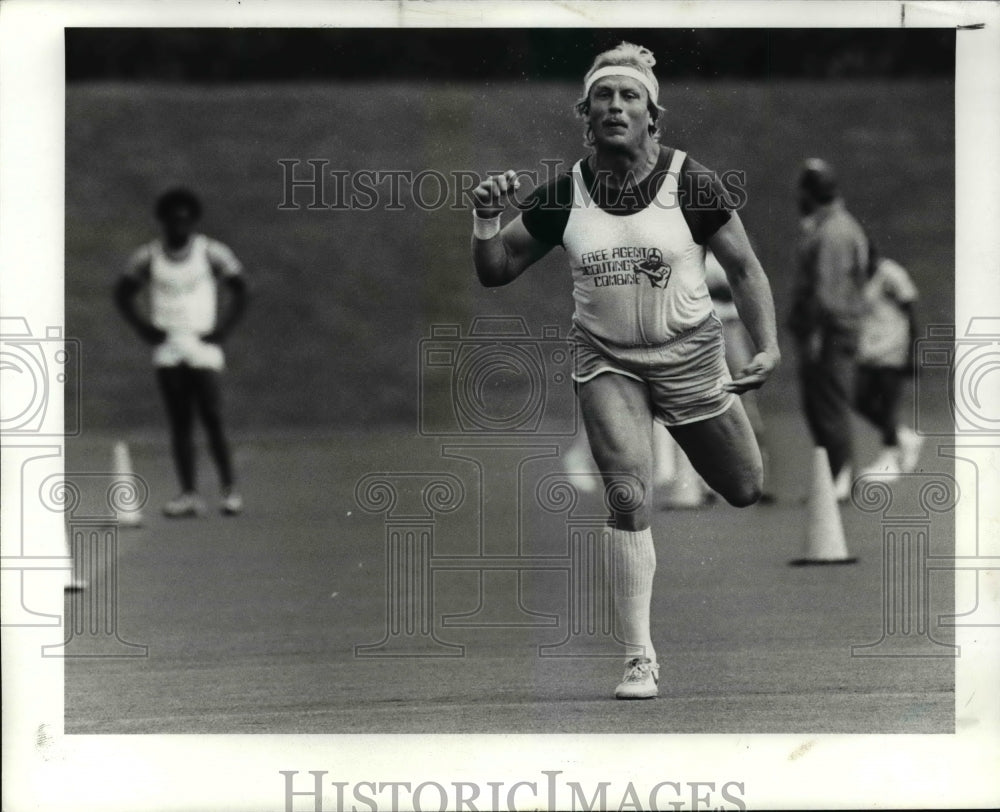1982 Press Photo Gary Wroblewsi, Canton Bulldog memer, 40 yd das - cvb40296- Historic Images