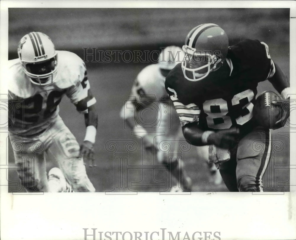 1982 Press Photo Rickey Feacher of Patriot & Ray Clayborn of Patriots in Action- Historic Images