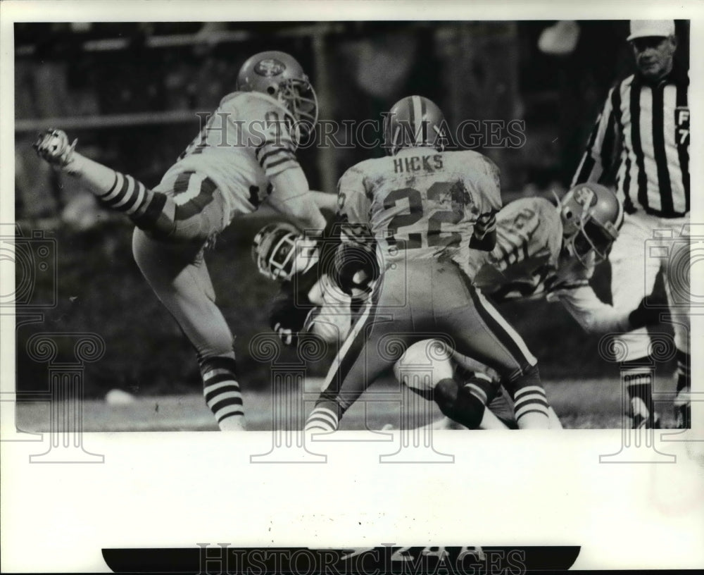 1984 Press Photo Bruce Davis of Browns comes up within the ball - cvb40441- Historic Images