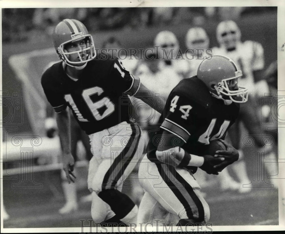 1984 Press Photo Paul McDonald with running back Earnest Byner - cvb40467- Historic Images