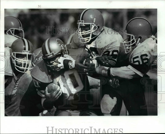 1986 Press Photo Reggie Camp pulls the facemask on Detroit's James Jones- Historic Images