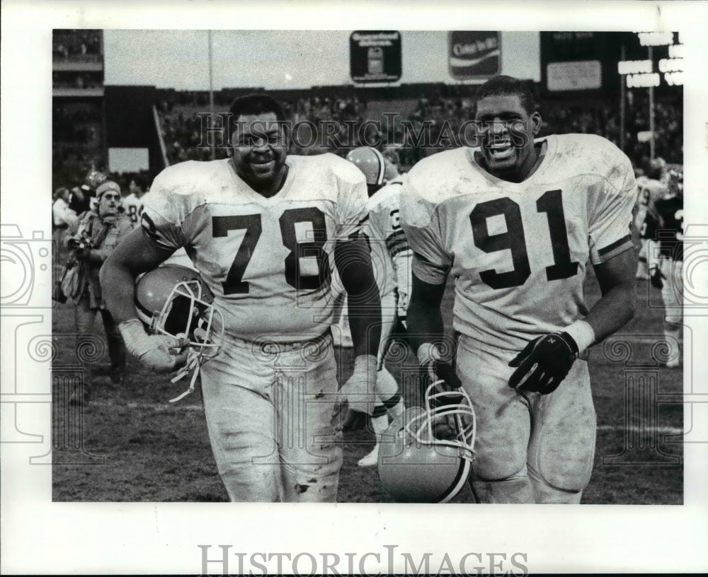 1987 Press Photo Carl Hariston and Sam Clancy share a laugh as they leave- Historic Images