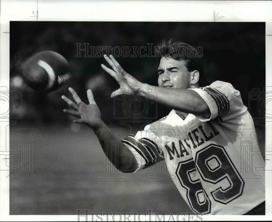 1986 Press Photo Dave Diebolt, Mayfield High Linebacker plays catch - cvb40604- Historic Images