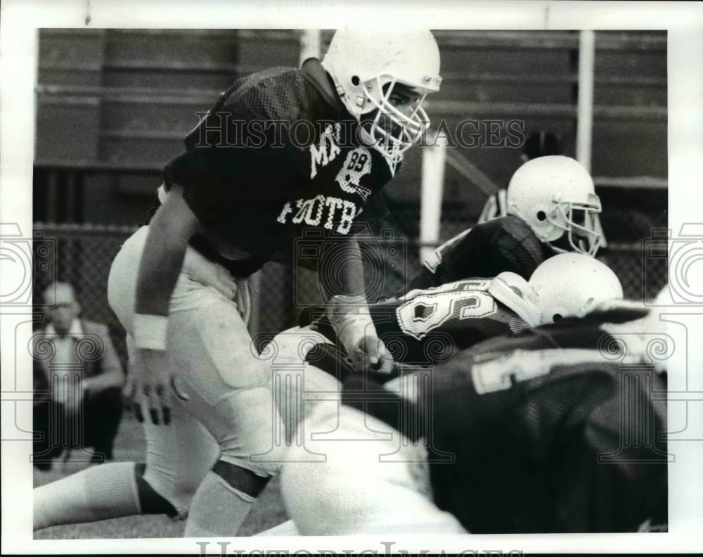 1986 Press Photo Linebacker Dave Diebolt Mayfield High scrimmage with Nordonia- Historic Images