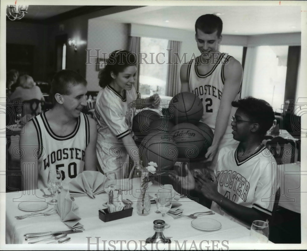 Press Photo Senior point guards Christy Evans and Erich Riebe (center) serve up- Historic Images