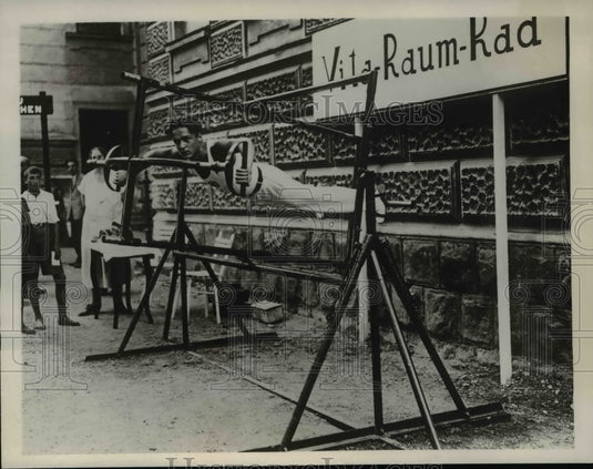1930 Press Photo The inventor, Paul Samsinger, with his new gymnastic applicance- Historic Images