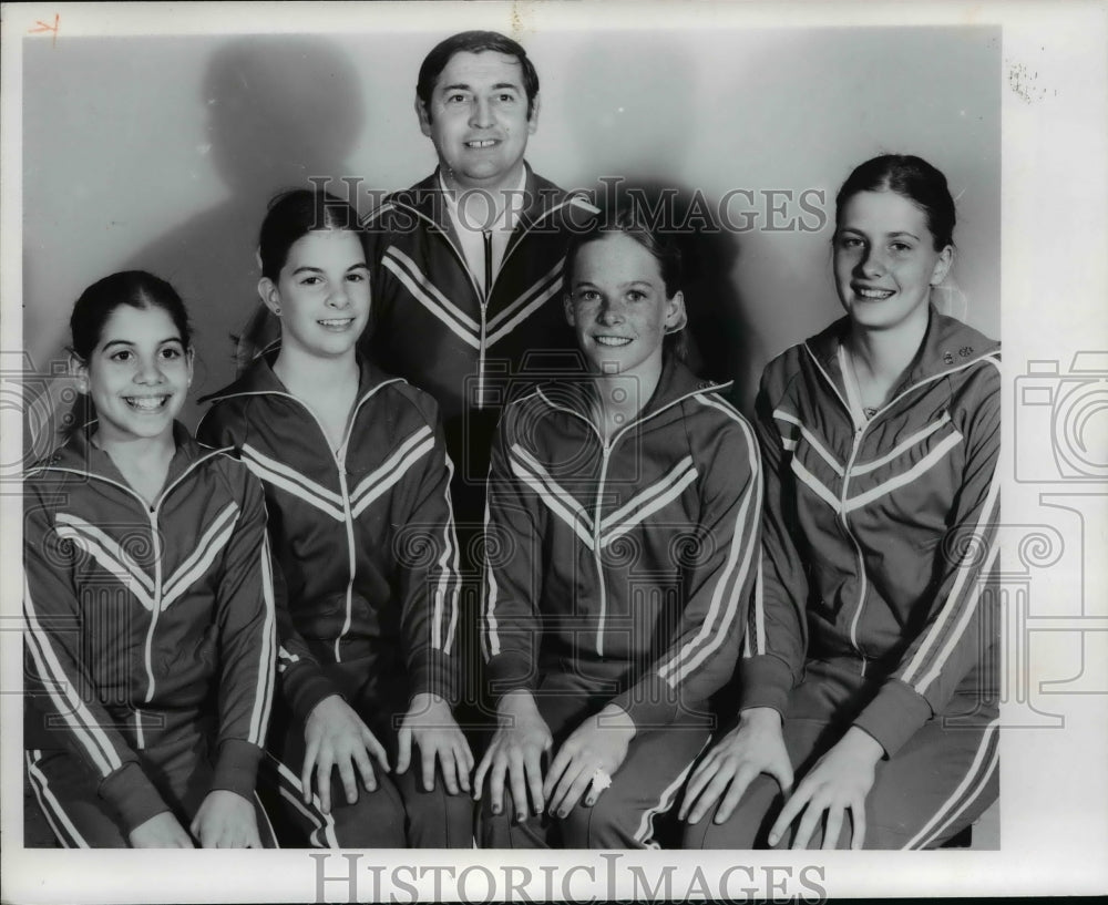 1977 Press PhotoCheri DeLuca, Patty Ventura, Coach John Staciulus, Andrea Scully- Historic Images