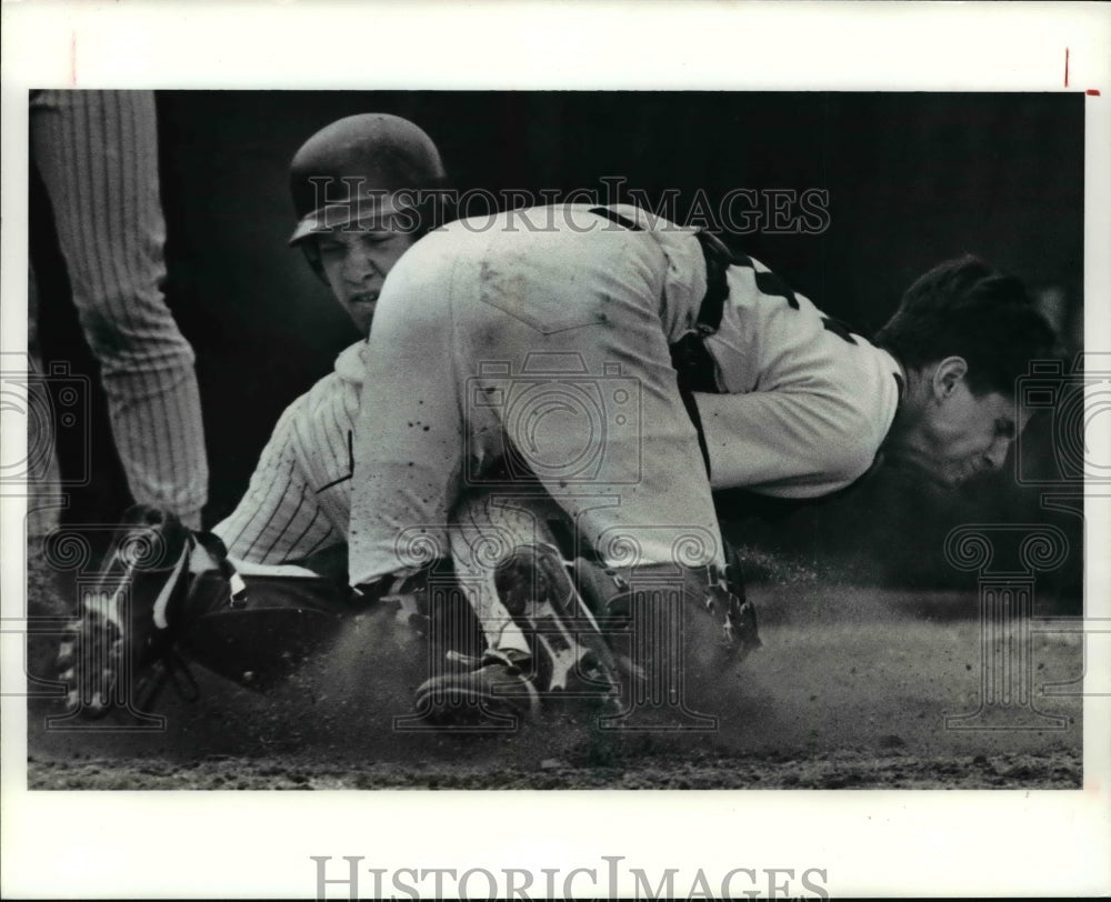 1990 Press Photo Euclids Matt Carpenter is tagged out at home by Kent Roosevelt- Historic Images
