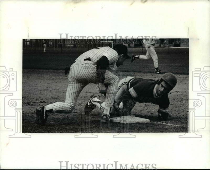 Load image into Gallery viewer, 1990 Press Photo Mike Can Himbetgan of Mentor divas back safely to fist base
