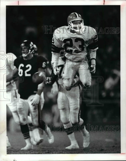1989 Press Photo Mark Harper leaps in the air after a near interception- Historic Images