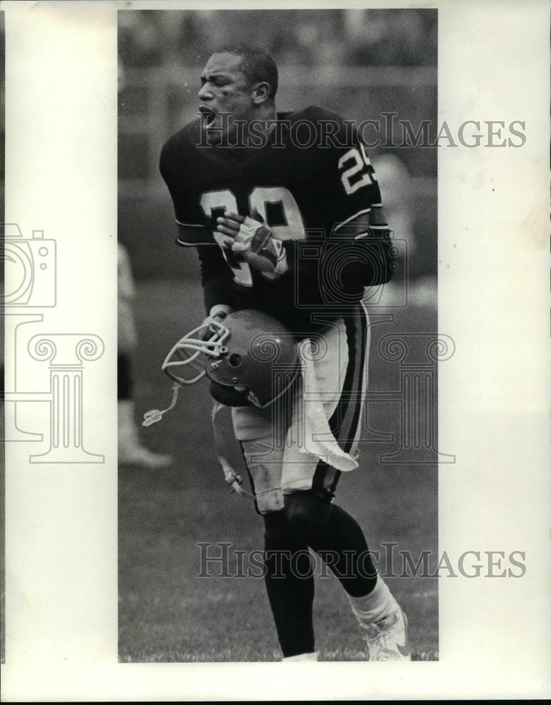 1984 Press Photo Hanford Dixon is unhappy after an interception causing loss- Historic Images