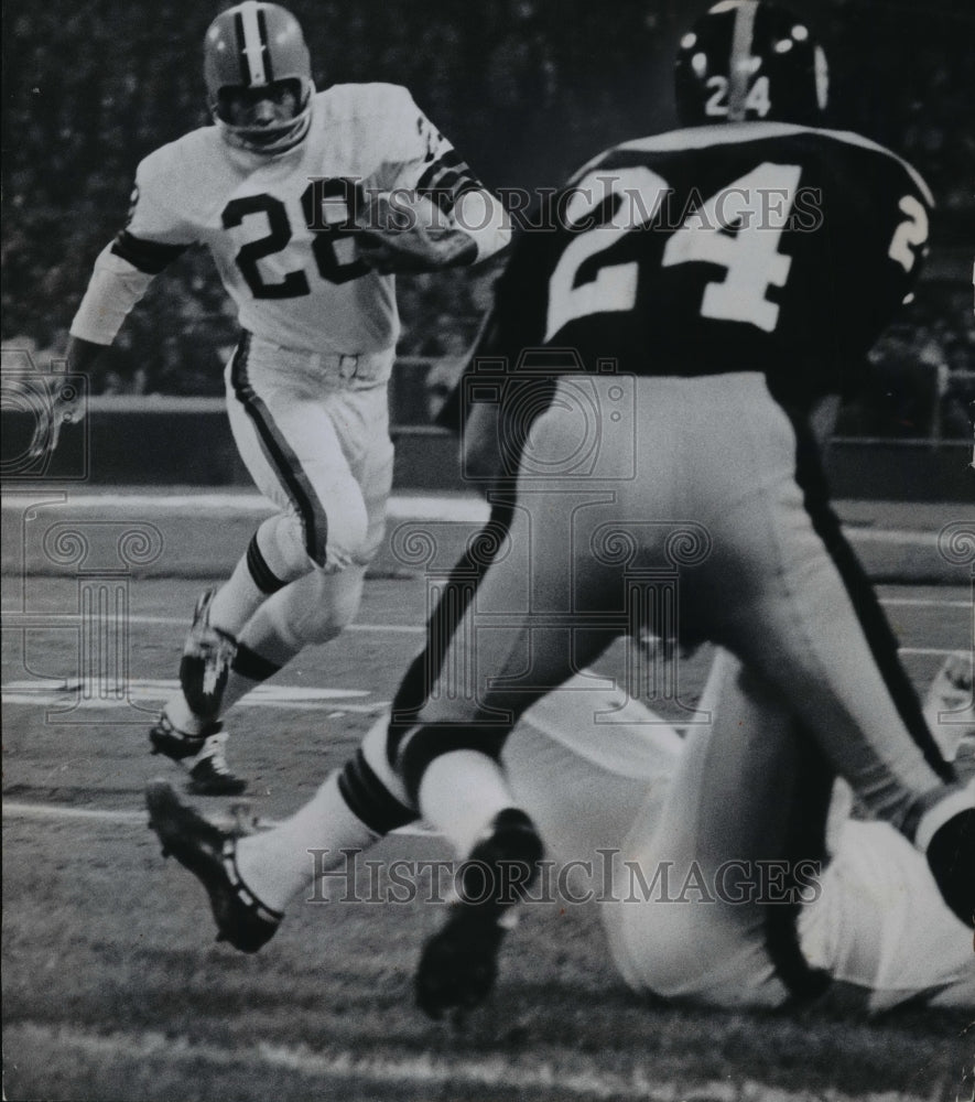 1967 Press Photo Ben Davis returns ball to Cleveland 18 yd line in 1st quarter- Historic Images