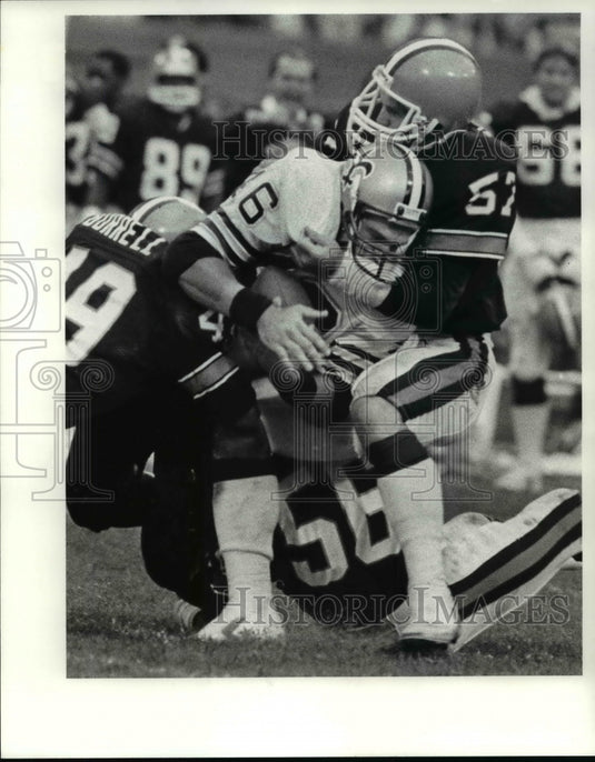 1984 Press Photo Matthews, Banks and Burrell stops Saints Hokie Gajan- Historic Images