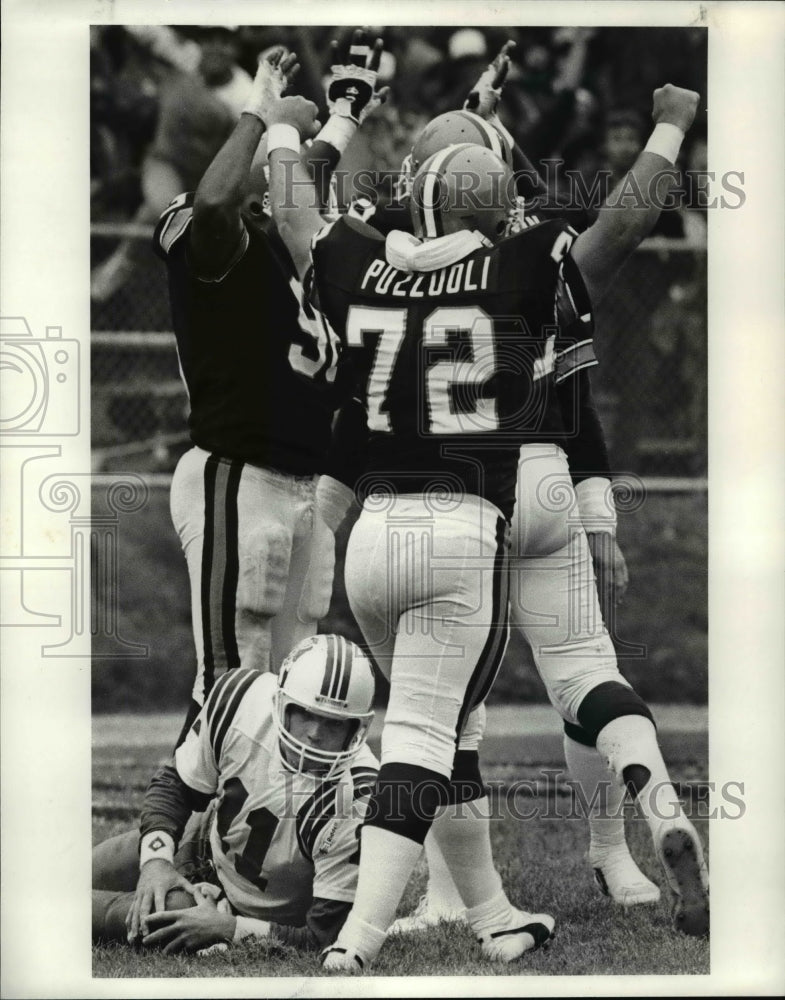 1984 Press Photo Browns degense cellibrates their second sack in a row- Historic Images