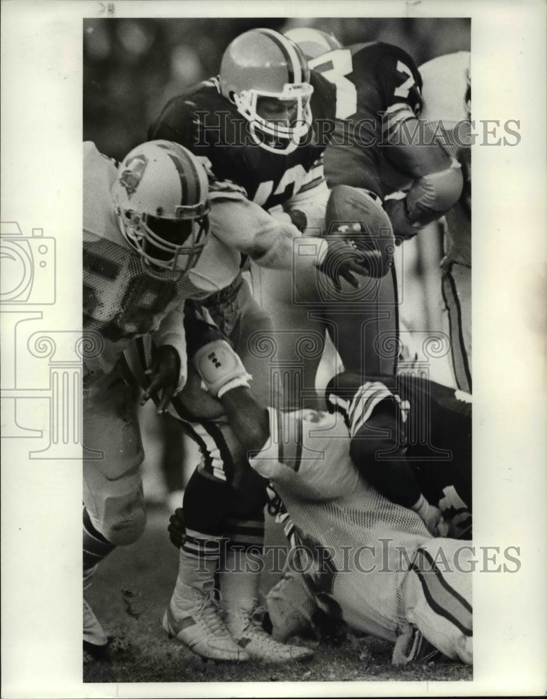 1983 Press Photo Mike Pruitt fumbles the ball after gaining one yard- Historic Images