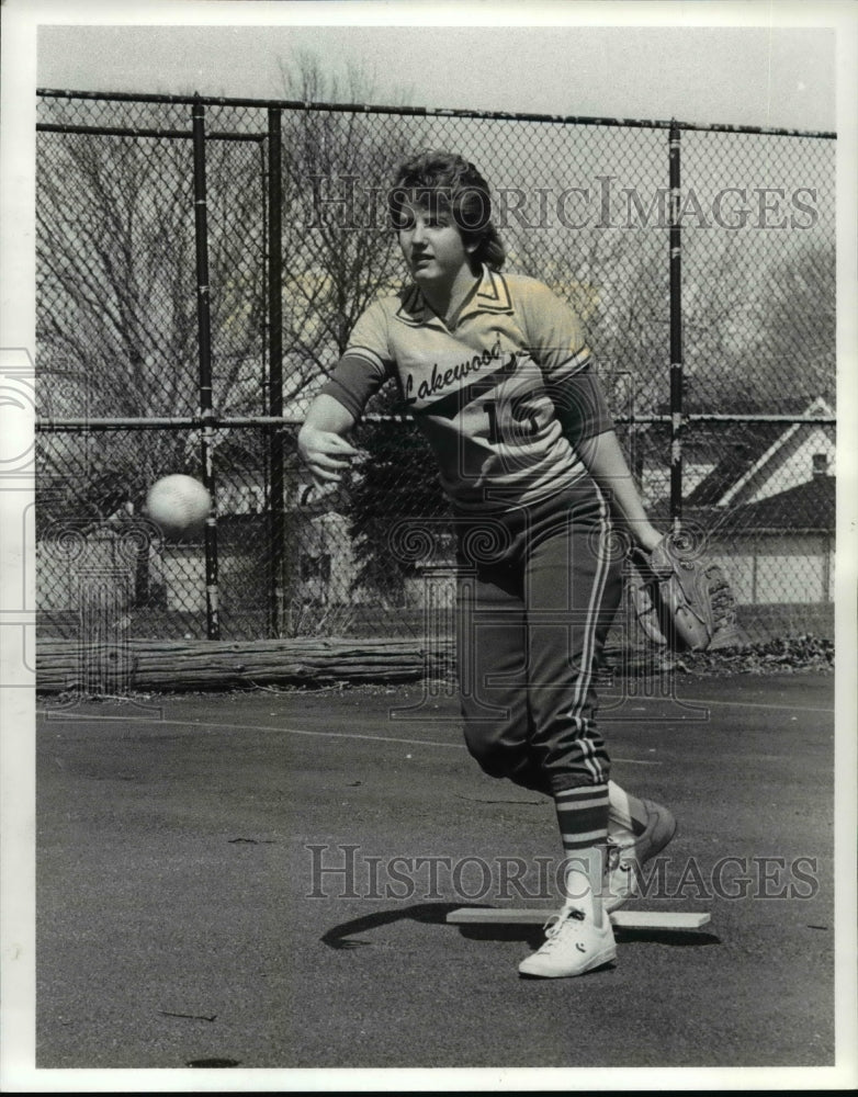 1985 Press Photo Lakewood High Softball Holly Roush,Softball Pitcher - cvb41350- Historic Images