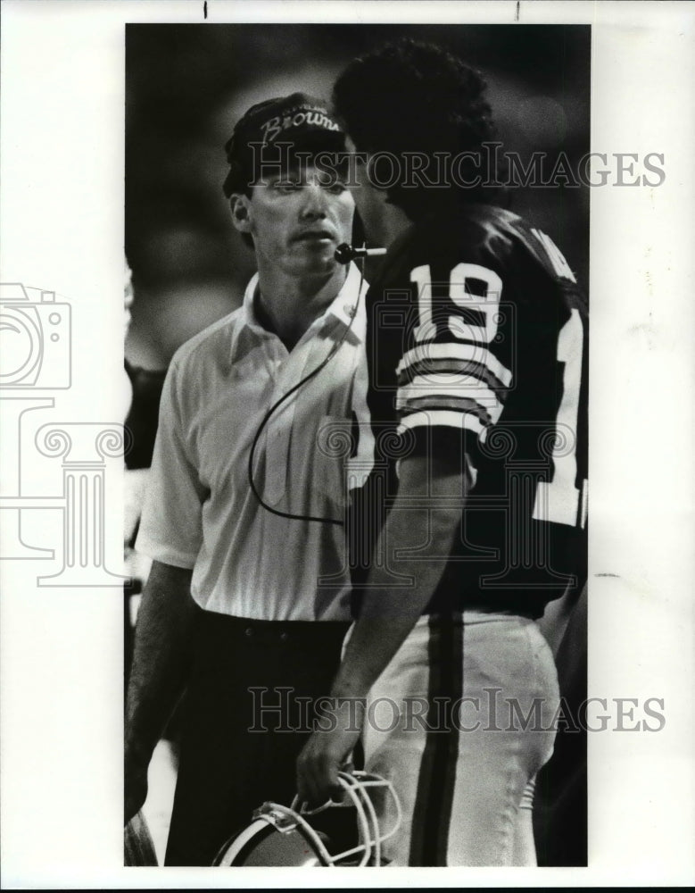 1989 Press Photo Offensive coordinator, Mark Tresman talks to Bernie Kosar- Historic Images