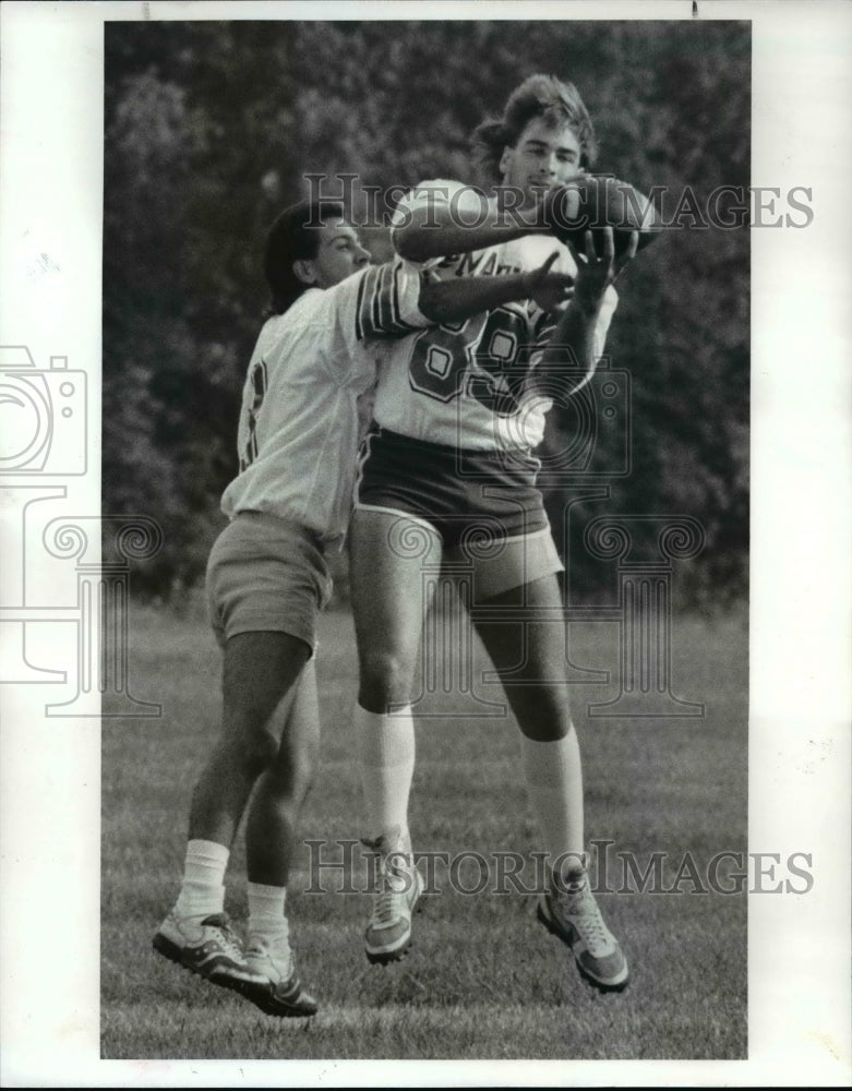 1986 Press Photo Mayfield High Football practice-Chuck Amato, Dabe Diebolt- Historic Images