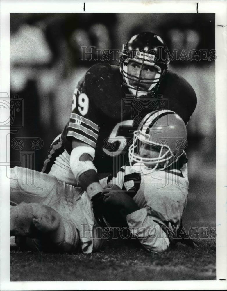 Press Photo Bears Ron Rivera buries Bernie Kodar after Bernie passed the ball- Historic Images