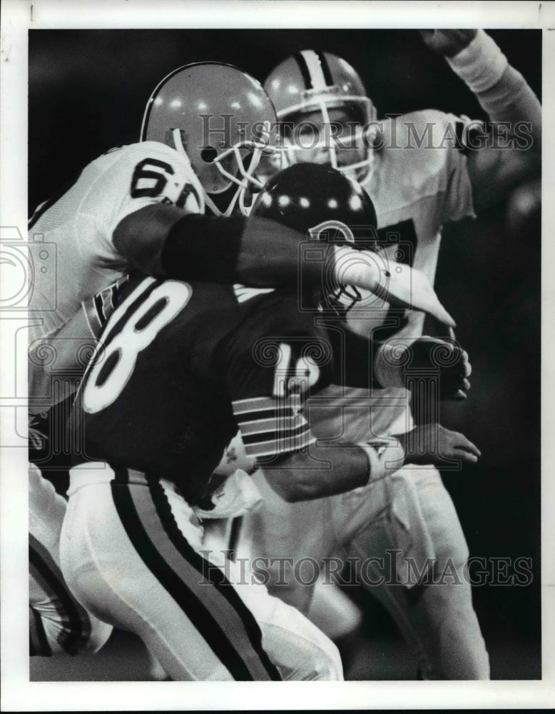 1989 Press Photo Mike Tomask is nailed by Al Bubby Baker and Clay Mathews- Historic Images