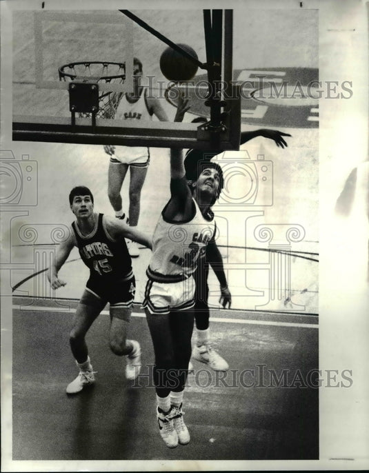 1988 Press Photo #32 Ed Tekieli in white anf\d #45 Sean Williams - cvb41467