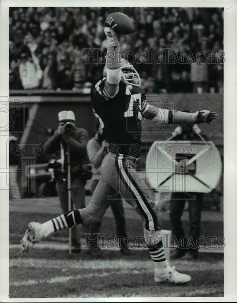 1983 Press Photo Doug Dieken gets a TD on a 14 yd. pass from Paul McDonald- Historic Images