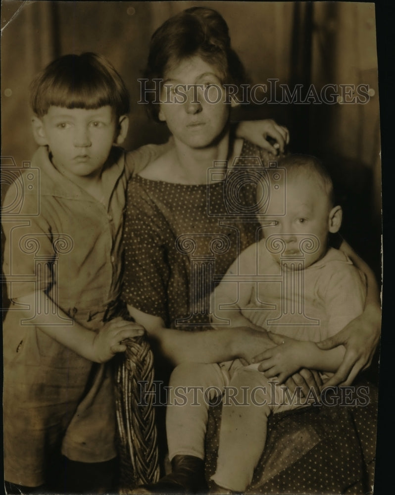 1924 Press Photo Mrs. Florence Columbia with sons, Marcel and Earl- Historic Images