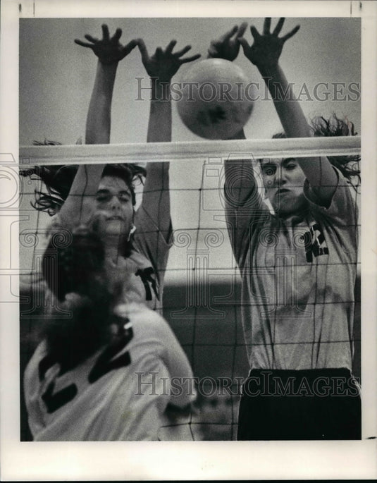 1990 Press Photo Lisa Dearden, #18 and Denise Berg, #12 reject a slam
