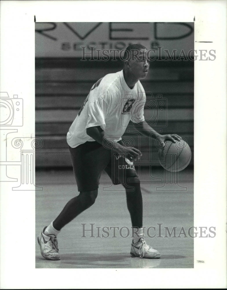 1990 Press Photo J.T. Turner of Lorain Catholic High during practice plays- Historic Images