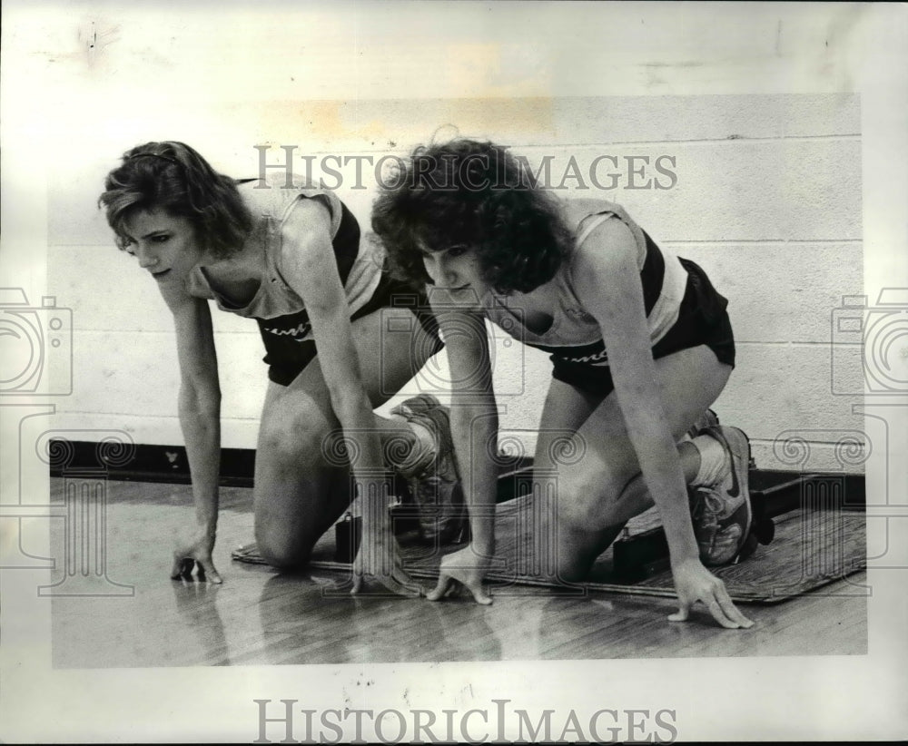 1986 Press Photo Martha Meaher &amp; Kathy DiFranco, Beaumont School for girls track- Historic Images