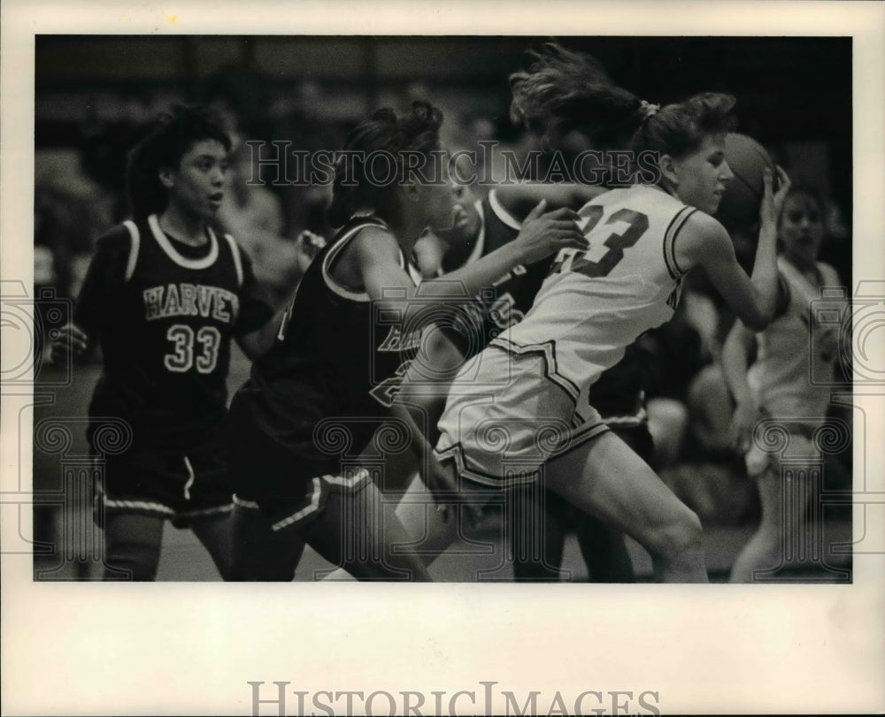 1990 Press Photo Lisa Harrington Of Madison Pulls Down A Rebound - cvb42339- Historic Images